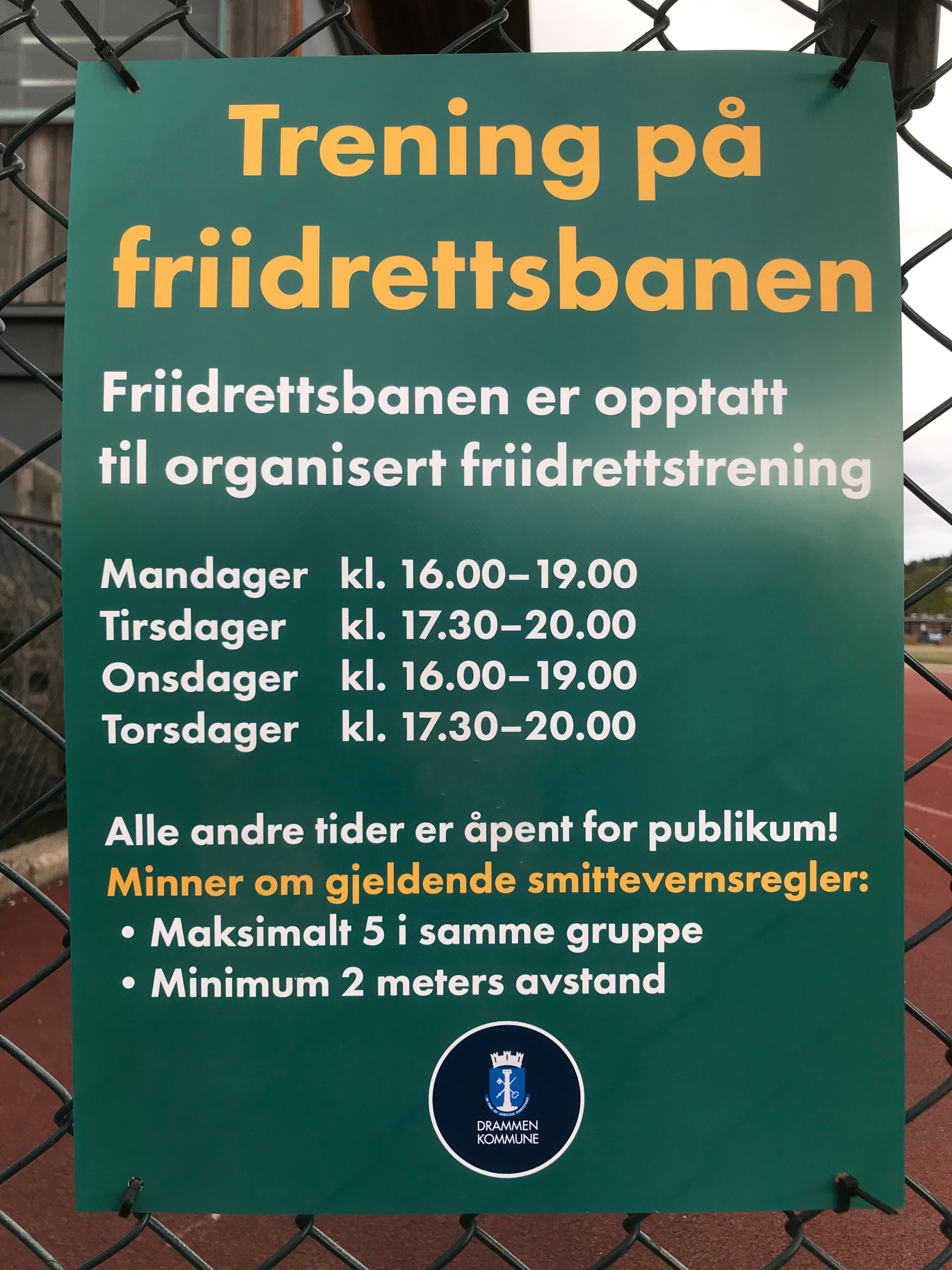 Info-plakater om hensyn og trening på Marienlyst friidrettsbane.